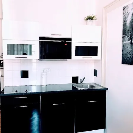 Black & White Flat For 2 / Peaceful / Jewish Quarter *
