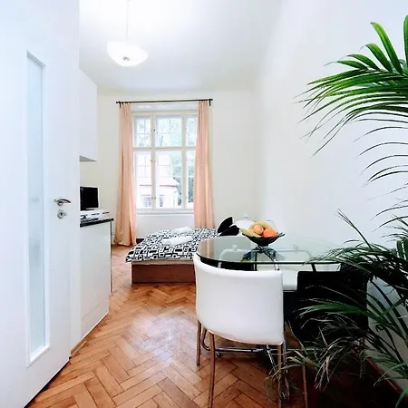 Black & White Flat For 2 / Peaceful / Jewish Quarter