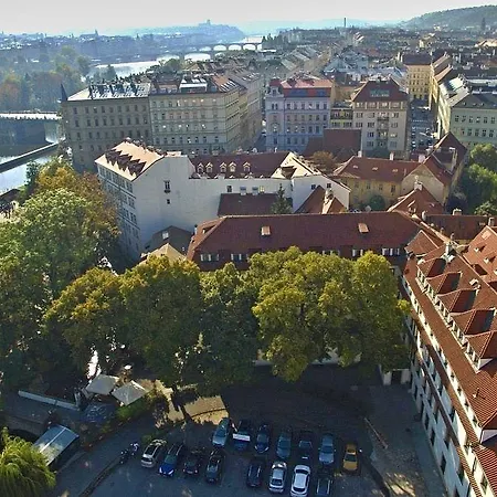 Szálloda Pytloun Old Armoury