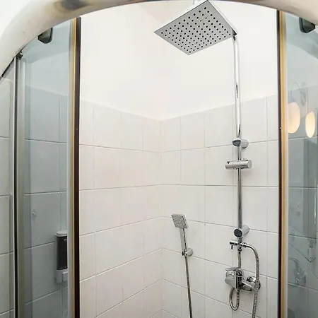 Modern, Bright In A Great Location