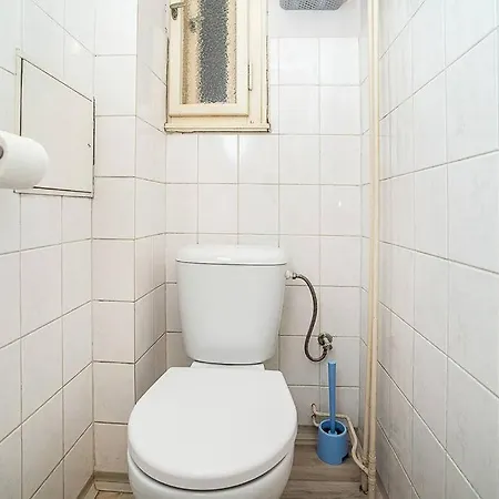 Modern, Bright In A Great Location *