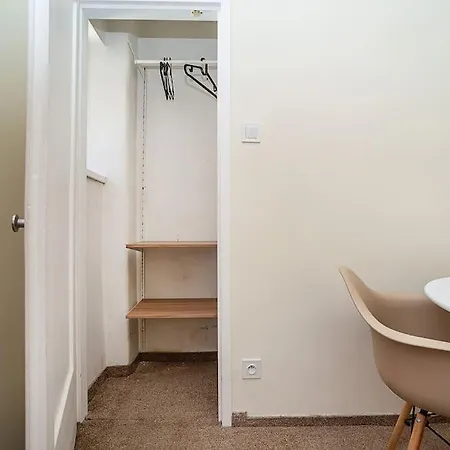 Modern, Bright In A Great Location Apartment