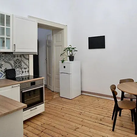 Truhlarska 4 *