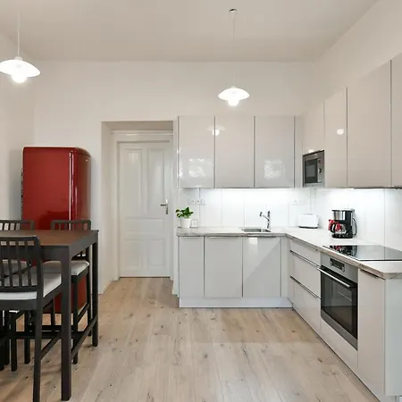 Kubelikova 32 Apartment *
