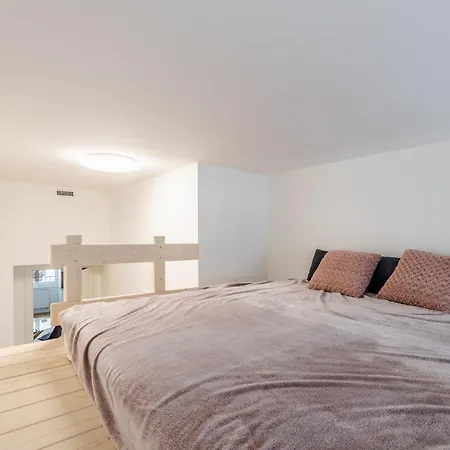 Elegant Located In The Centre Of Apartment