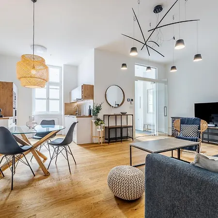 Elegant Located In The Centre Of Apartment