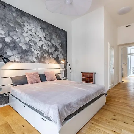 Elegant Located In The Centre Of Daire