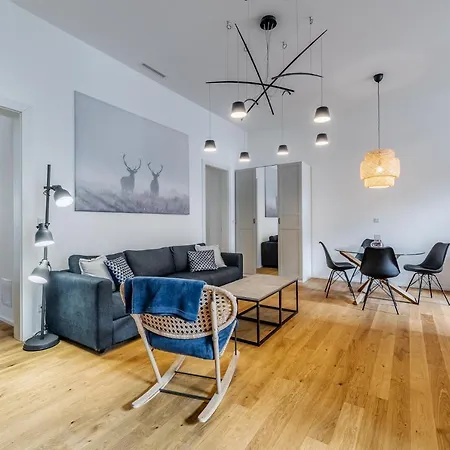 Elegant Located In The Centre Of Daire *