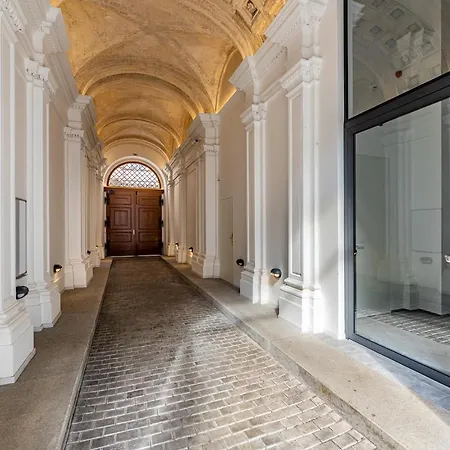 Elegant Located In The Centre Of
