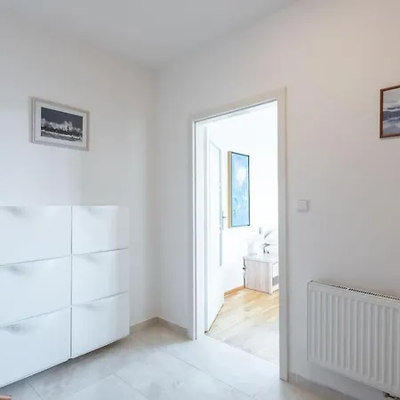 Sunny Safron Apartment Prague