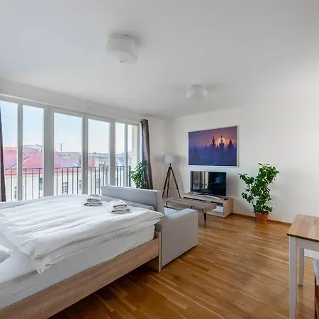 Sunny Safron Apartment Prague