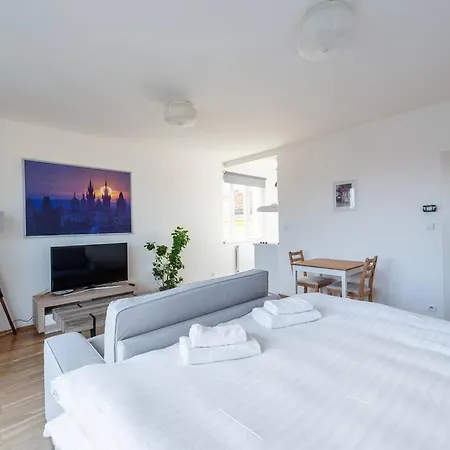 Sunny Safron Apartment *