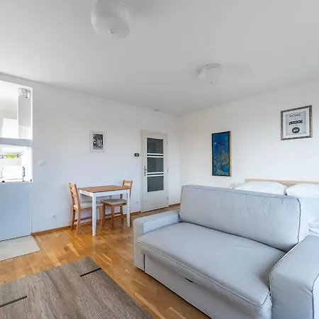 Sunny Safron Apartment