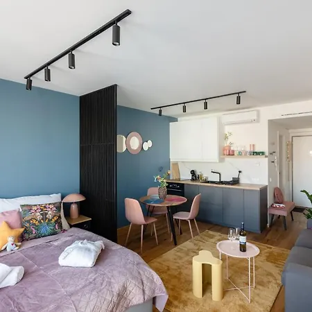 Urban Chic Residences Апартаменты *