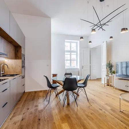 Daire Elegant Located In The Centre Of