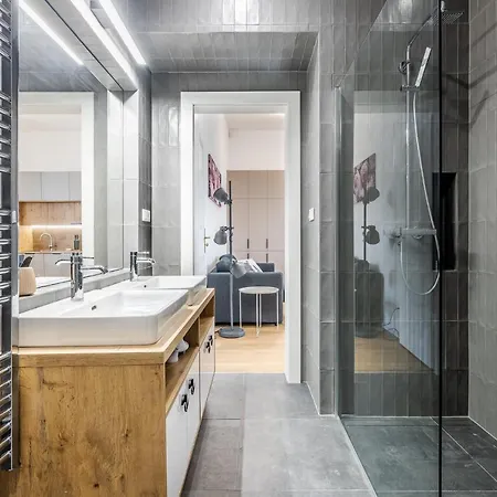 Elegant Located In The Centre Of Daire *