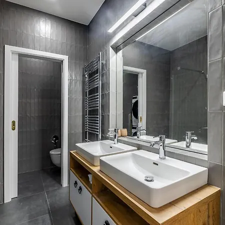 Elegant Located In The Centre Of *