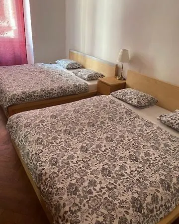 Large 3 Bedroom Family Close To The River Apartment