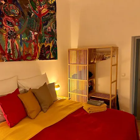 Balcony & King Size Bed Apartment *