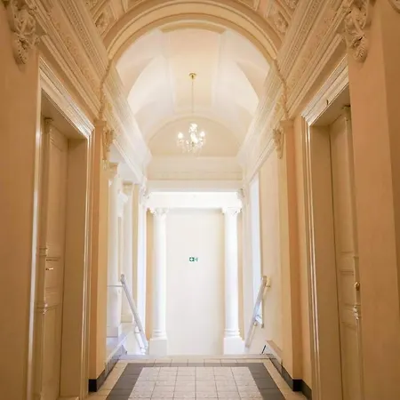 Centrally Located Gem In Apartment