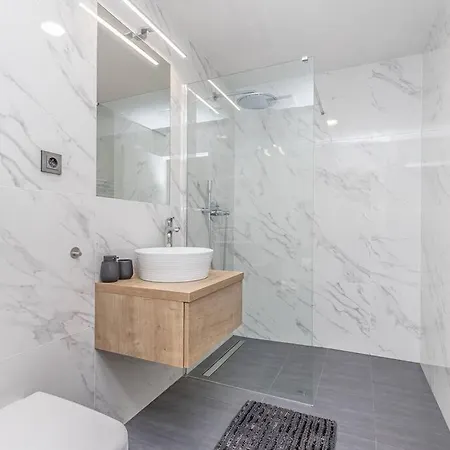 Cozy Quiet New In Karlin Square Prague