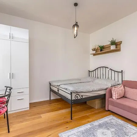 Apartment Cozy Quiet New In Karlin Square