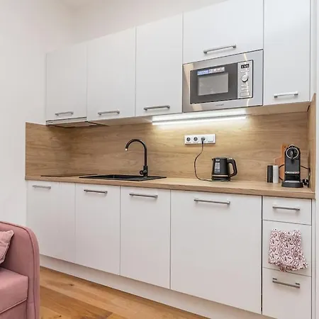 Cozy Quiet New In Karlin Square Apartment