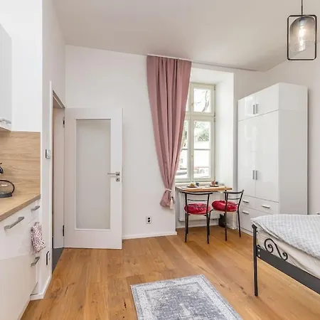 Apartment Cozy Quiet New In Karlin Square