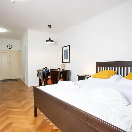 Hostel White Wolf House &