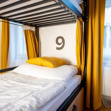 Hostel White Wolf House & *