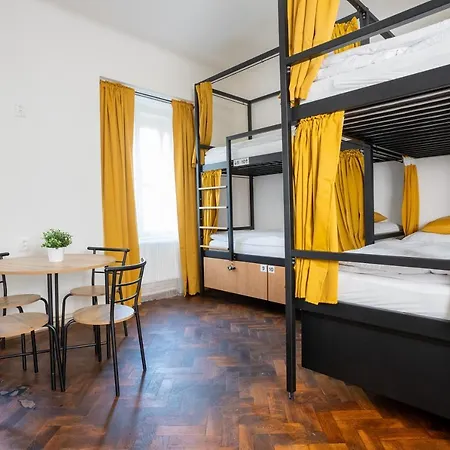 Hostel White Wolf House & *