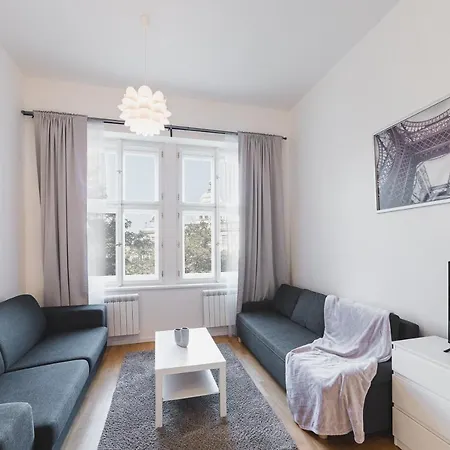 Bellevue Apartment *