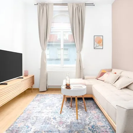 Days - Eclectic In Trendy Area Apartment