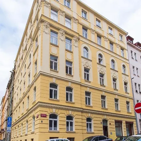 Days - Eclectic In Trendy Area Prague