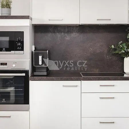Letnany 168 S Parkovanim V Garazi Zdarma Apartament