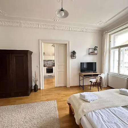 3bdr Bohemian Style Flat With Balcony Praga