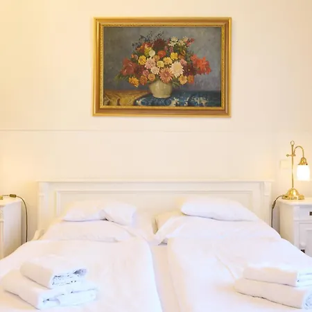 Hotel U Zlateho Jelena 4*