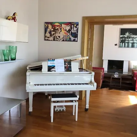 Villa Huge Luxury Villa, 6 Beds And Baths, Terraces, Double Garage Prague