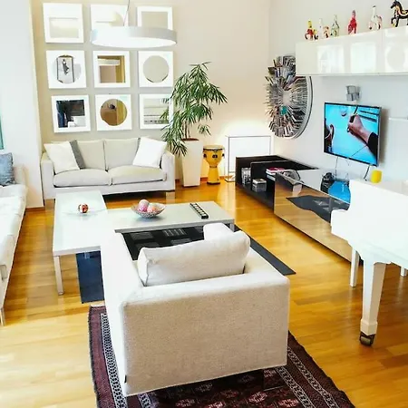 Villa Huge Luxury Villa, 6 Beds And Baths, Terraces, Double Garage *