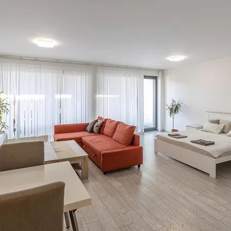 Spacious Terrace With Free Private Parking Apartament