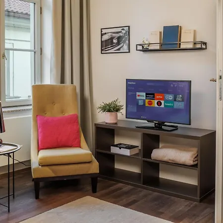 4 Arts By Adrez Apartment