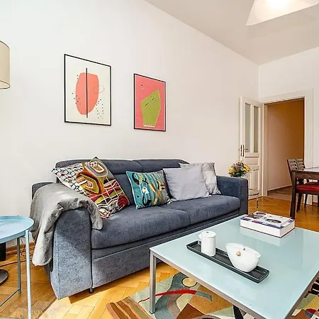 Apartment Charming With Free Garage In Building *