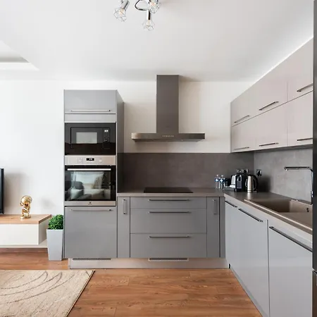 Luxury & Air-conditioned Osko Near The Center Appartamento Praga