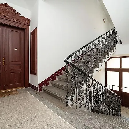 Charming With Free Garage In Building *