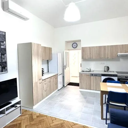 Side Street Apartament