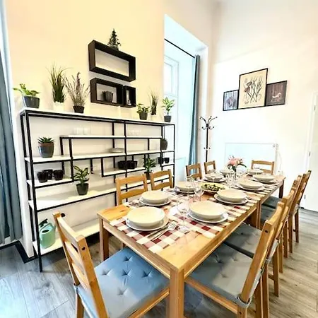 Apartment Stunning & Spacious 2bdr Apt In Center *