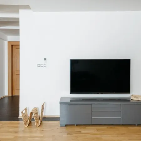 Apartment Eli Spacious With Old Town View, Parking & Ac