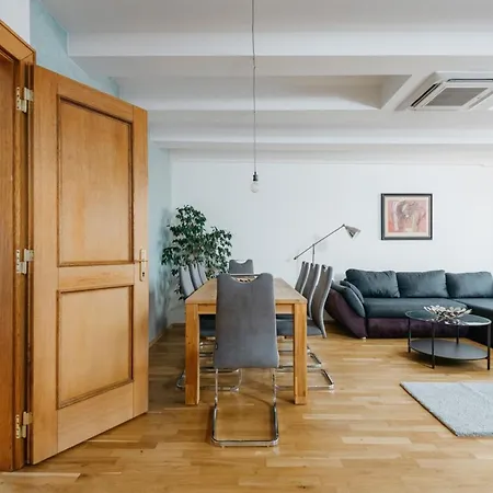 Eli Spacious With Old Town View, Parking & Ac