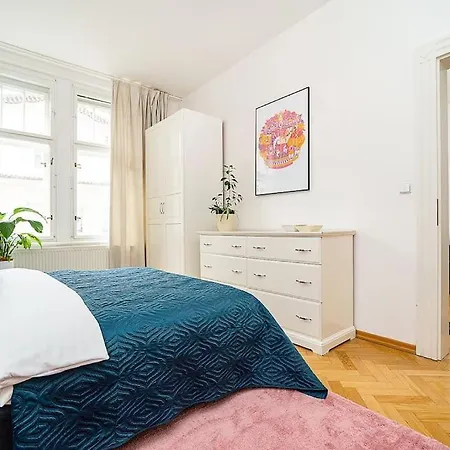 Charming With Free Garage In Building