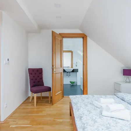 Eli Spacious With Old Town View, Parking & Ac